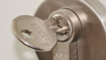 Vad gör man om nyckeln fastnar i låset på dörren?